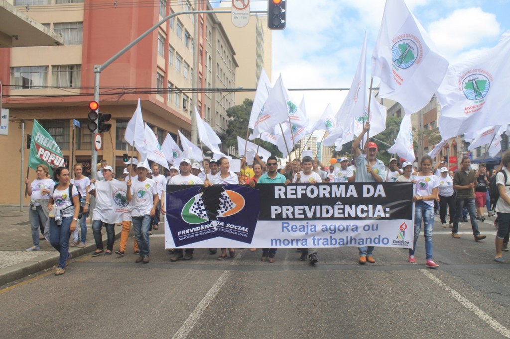 Movimentos por atingidos por barragens se unem à marcha em Curitiba. Foto de Lindrielli Rocha