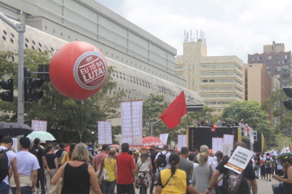 Professores da rede pública puxaram a caminhada em Curitiba contra a "reforma" da Previdência. Foto de Lindrielli Rocha