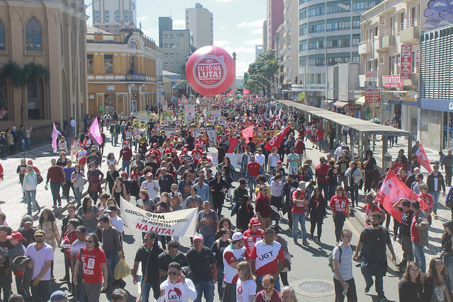 Clique aqui para acessar o álbum de fotografias da greve geral em Curitiba